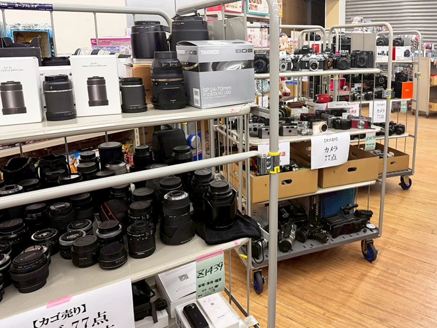 オークション開催前の出品商品(カメラ)